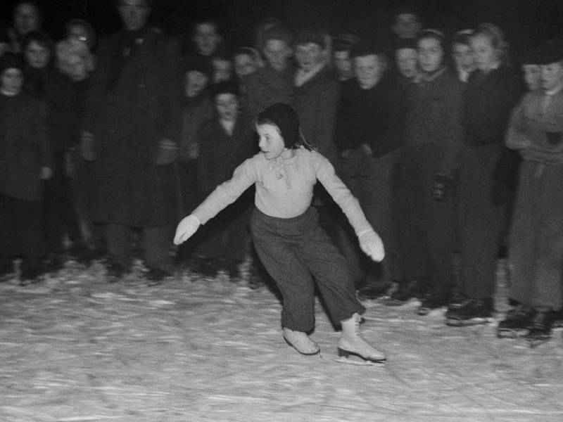 Kluziště – Dne 4. ledna 1951 bylo otevřeno kluziště Jana Švermy v Jinonicích u Prahy. Na snímku jedenáctiletá Jindra Kramperová, která se třikrát stala mistryní Československa v krasobruslení.