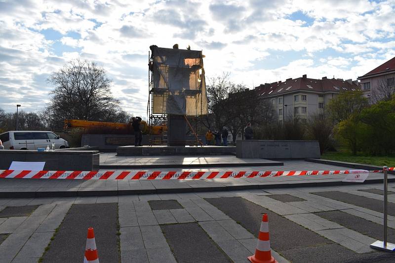 Praha 6 nechala odstranit sochu sovětského maršála Koněva z náměstí Interbrigády.