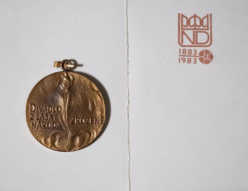 Pamětní medaile ke 100. výročí otevření Národního divadla.