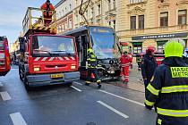 Nehoda tramvaje a nákladního vozidla ve Francouzské ulici v Praze.