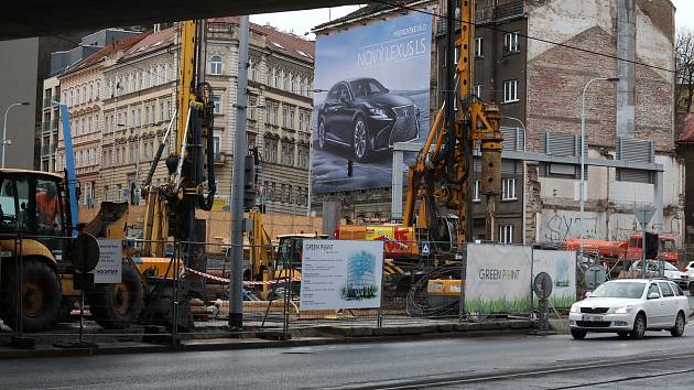 V okolí Plzeňské se staví stovky bytů. Podívejte se, jak se špinavá ulice  mění - Pražský deník