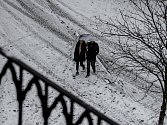 Sníh napadl 6. března v Praze. Snímek je z Karlova mostu.