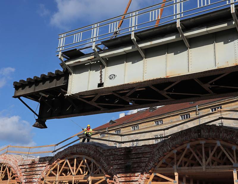 Jeřáb sundal z Negrelliho viaduktu ocelový most.