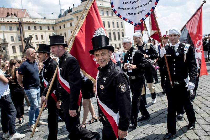 150 let kominické jednoty si 26. května v centru Prahy přípomínali desítky kominíků.