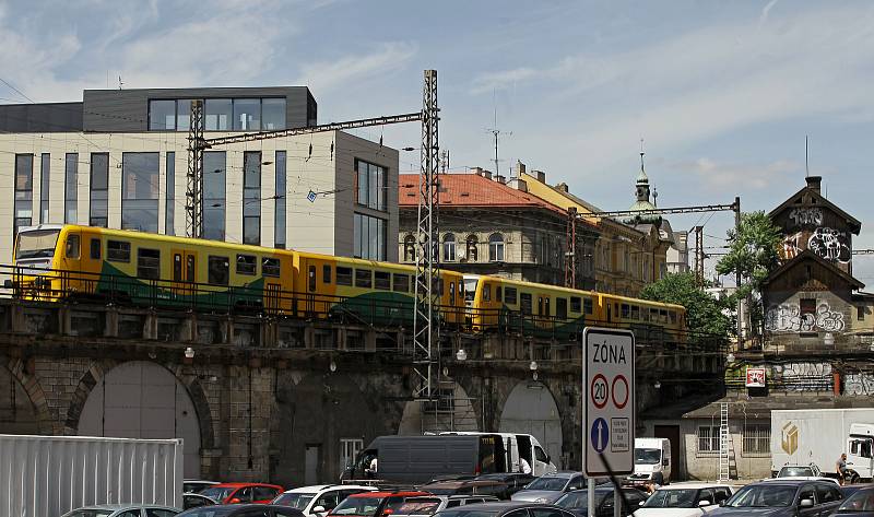 Za účasti premiéra Bohuslava Sobotky se na Masarykově nádraží uskutečnilo slavnostní zahájení rekonstrukce více něž 160 let starého Negrelliho viaduktu.