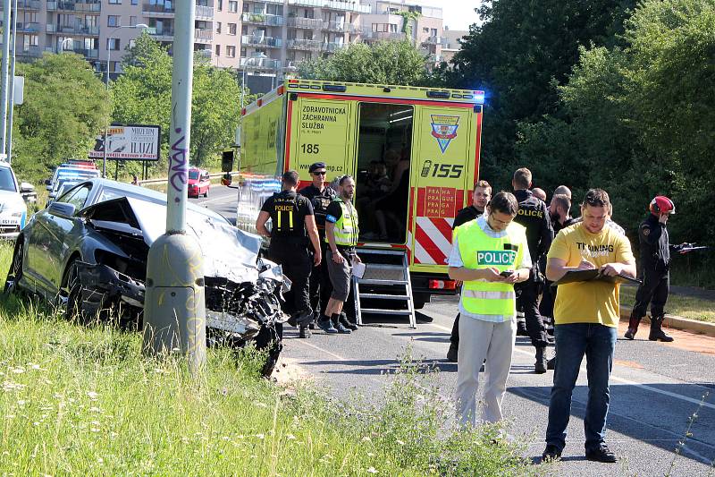 Dopravní nehoda autobusu a osobního auta v ulici K Horkám v pražské Hostivaři.