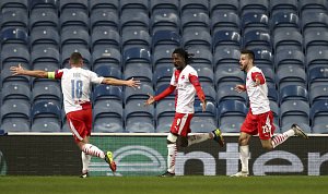Odveta osmifinále fotbalové Evropské ligy: Glasgow Rangers - Slavia Praha, Peter Olayinka (uprostřed) se raduje z gólu.