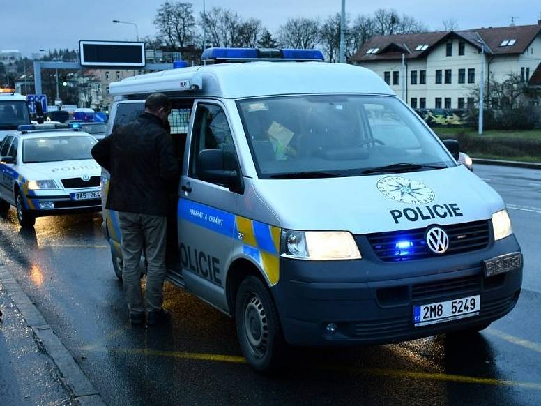 Ženu, která přecházela v pražském Braníku čtyřproudou silnici, srazilo auto. Na místě zemřela.