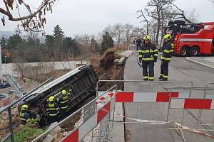 V ulici Na Královce v pražských Vršovicích se po půlnoci utrhl svah s neobydlenou budovou určenou k demolici. S krajnicí se sesunula také tři auta.