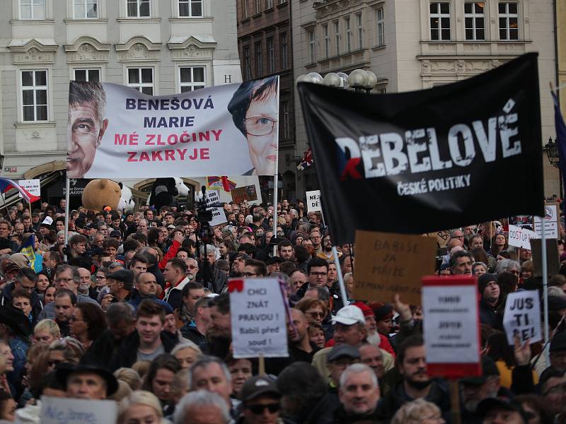 Lidé na Staroměstském náměstí v Praze demonstrují za nezávislost justice kvůli jmenování Marie Benešové ministryní spravedlnosti (6. května 2019).