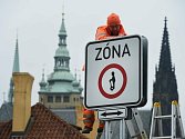Cedule na pražských Hradčanech zakazující vjezd vozítek segway.