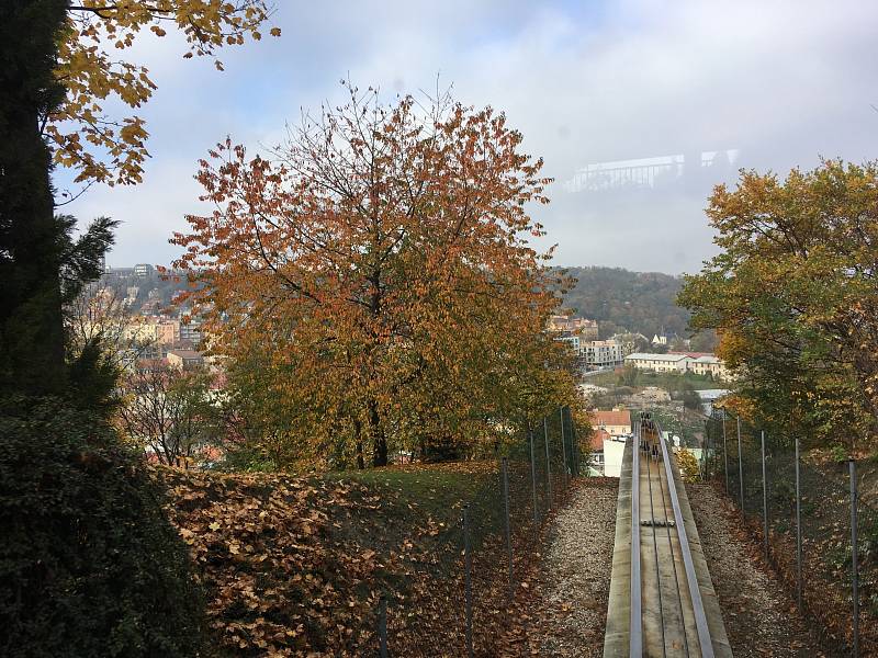 Červená lanovka jezdí přes park Mrázovka už od roku 1996.