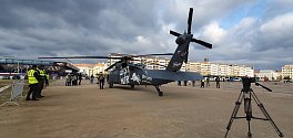 Na Letné přistál vrtulník Black Hawk Čestmír. Je určený je pro Ukrajinu.