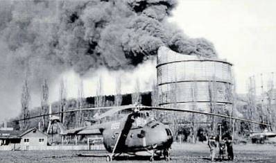 I když se často mluví o výbuchu michelské plynárny, v lednu 1961 šlo pouze o požár. Havárie by si jinak vyžádala tisíce obětí. Na fotce je hasicí helikoptéra.