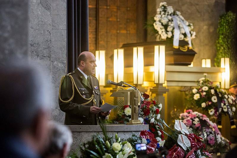 Poslední rozloučení s válečným veteránem Alexandrem Beerem, který zemřel 31. prosince 2015 ve věku 98 let, se uskutečnilo 13. ledna 2016 v Praze. Na snímku Milan Knížek.