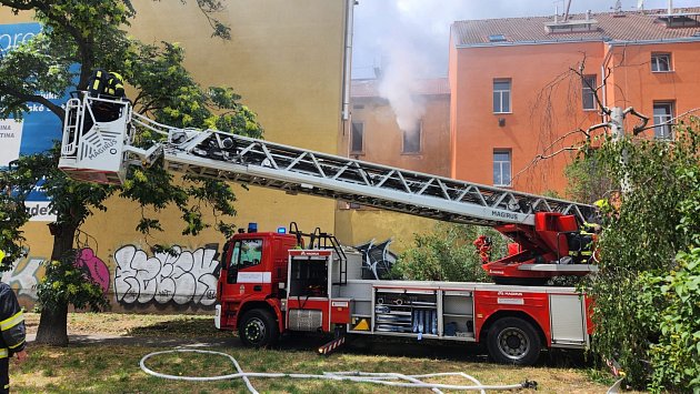 Byt v Libni hořel kvůli nabíjení elektrokoloběžky. Hasiči zachránili šest lidí