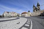Staroměstské náměstí v Praze bylo 16. března 2020 liduprázdné v souvislosti s nařízením vlády, která kvůli šíření nového typu koronaviru zakázala volný pohyb lidí.