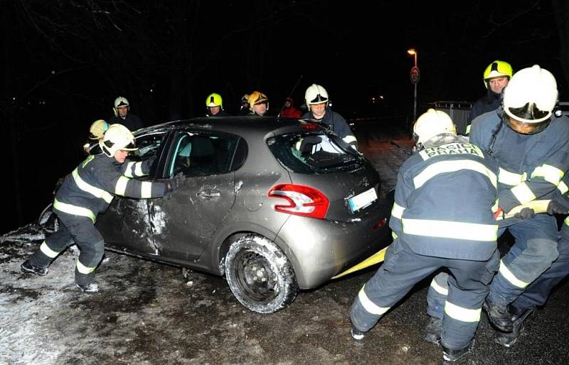 Vyproštění osobního automobilu z Vltavy na Veslařském ostrově v Praze.