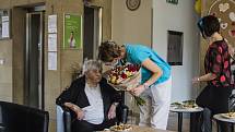 Z oslavy stých narozenin Vlastimily Noskové v Alzheimer Home v Průhonicích.