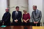 Němci Benjamin Wittig (druhý zleva) a Niclas Steiger (vpravo) 13. listopadu 2019 na jednání Obvodního soudu pro Prahu 1.