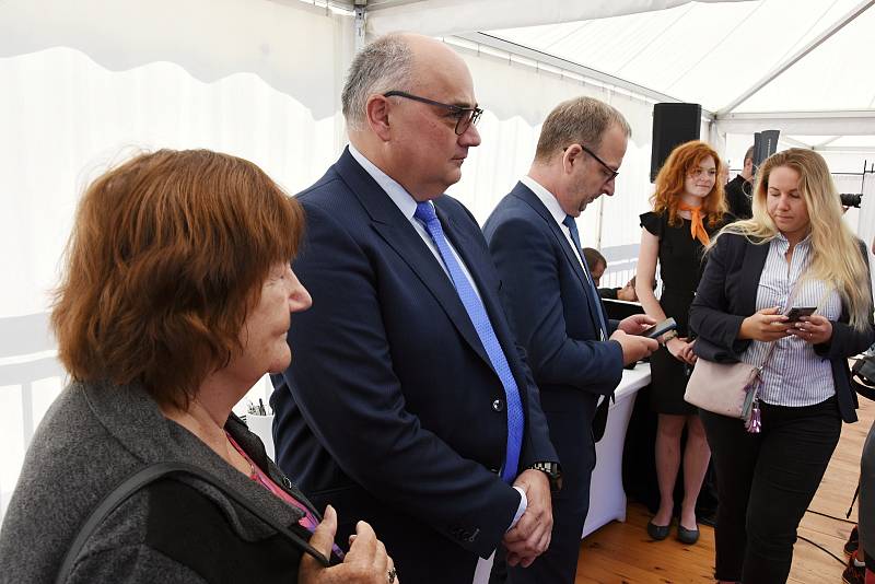 Plovoucí fotovoltaická elektrárna na hladině horní nádrže přečerpávací vodní elektrárny Štěchovice II. Ministryně životního prostředí Anna Hubáčková (za KDU-ČSL) a generální ředitel ČEZ Daniel Beneš podepsali memorandum o spolupráci při ochraně klimatu.