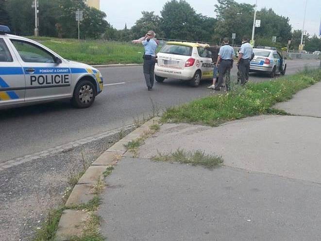 Policie nakonec mladíka dopadla a zadržela.