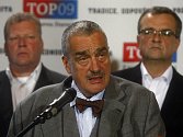 Předseda TOP 09 Karel Schwarzenberg (uprostřed) vystoupil na brífinku k výsledkům komunálních voleb ve volebním štábu TOP 09 v Praze