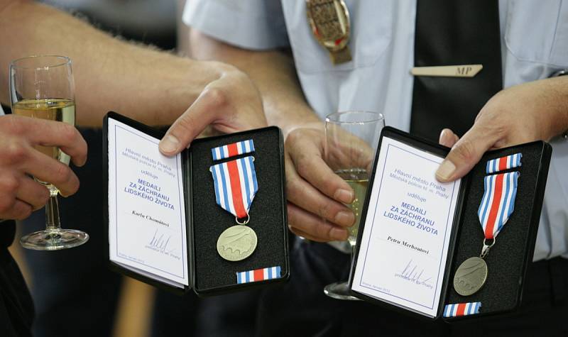 Předání medailí za statečnost, záchranu lidského života a čestných odznaků zaměstnancům Městské policie za účasti primátora Bohuslava Svobody. 