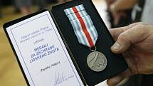 Předání medailí za statečnost, záchranu lidského života a čestných odznaků zaměstnancům Městské policie za účasti primátora Bohuslava Svobody. 