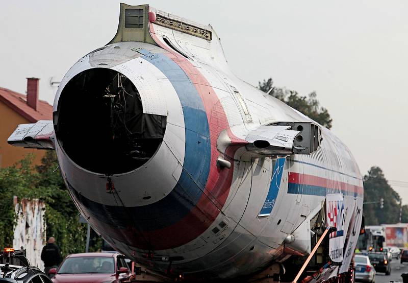 Převoz letadla Tu-154 z vojenského letiště Kbely do leteckého muzea v Kunovicích.