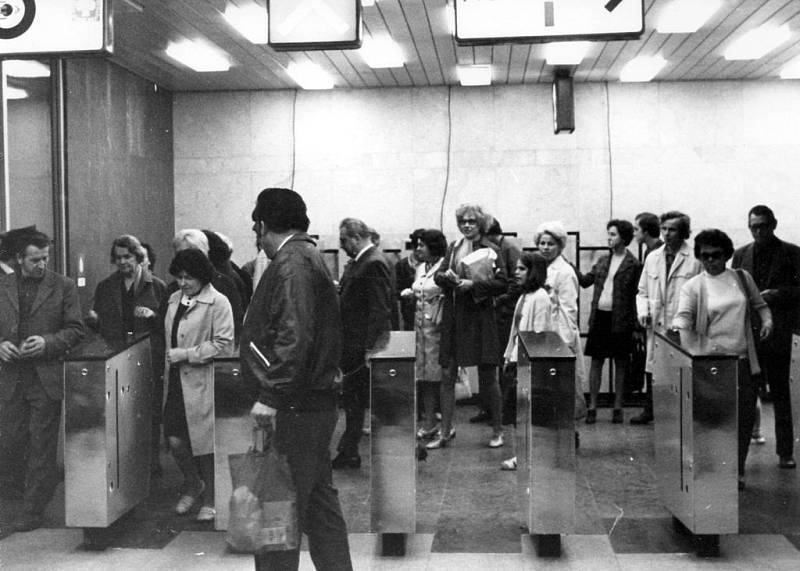 10.5.1974 - Novinkou bylo nejen metro, ale také například turnikety, kterými se do stanic vcházelo až do roku 1985.