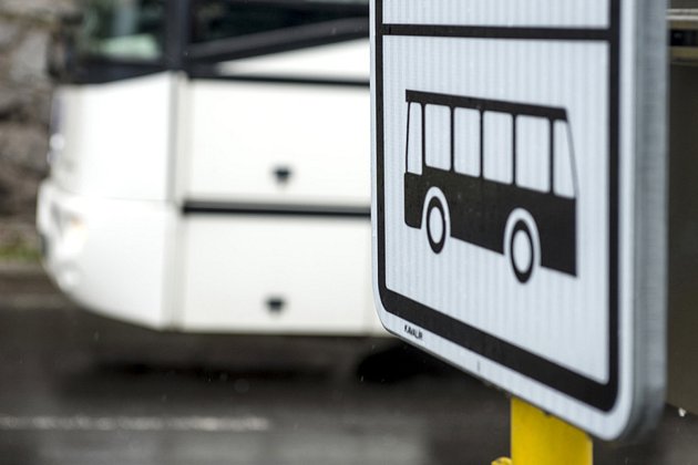Mladík ve Žďáře vběhl pod autobus, řidič už nestihl zastavit