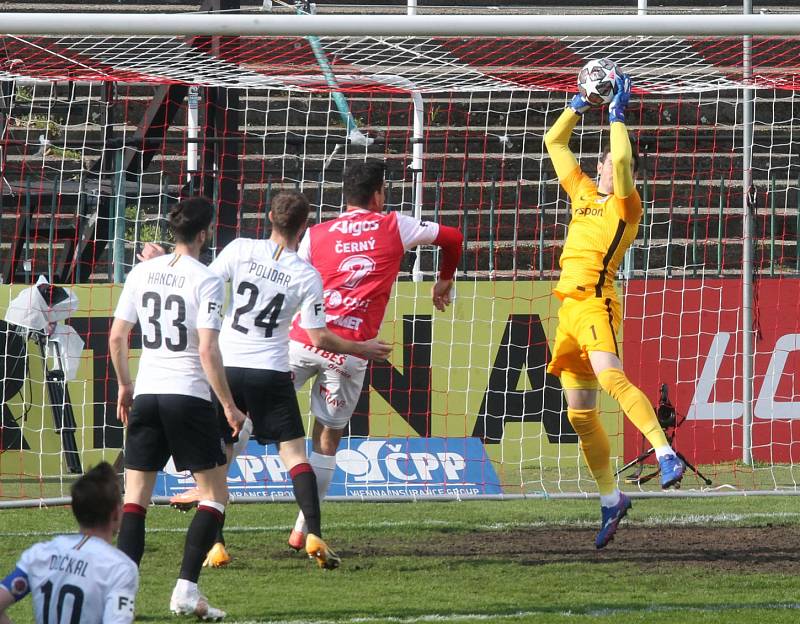 Utkání fotbalové FORTUNA:LIGY mezi Pardubicemi a Spartou skončilo 2:2.