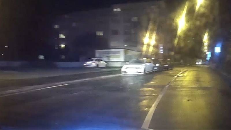 Policii ujížděl a utíkal opilý muž v bačkorách se zákazem řízení.