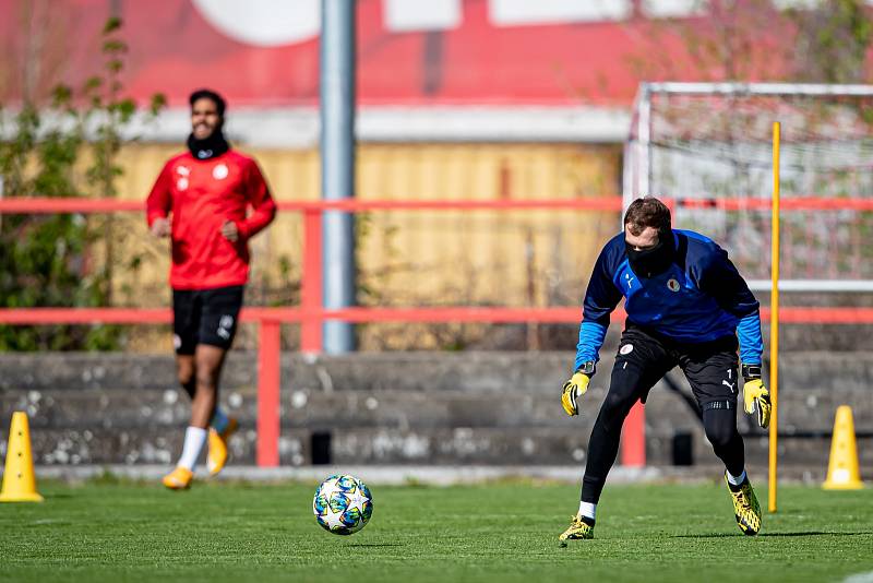 Fotbalisté Slavie Praha poprvé trénovali v nouzovém stavu kvůli epidemii koronaviru.