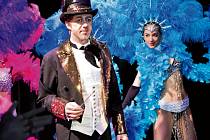 Jiří Langmajer v roli konferenciéra kabaretu Moulin Rouge v muzikálu Mata Hari, který uvádí Divadlo Broadway v Praze.