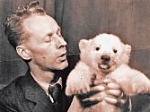 Někdejší šéf pražské zoo Jan Vlasák se zapsal do historie úspěšným odchovem ledního medvíděte Ilun alias Sněhulky, což se jeho týmu podařilo jako prvnímu na světě.