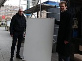 Zástupce starostky Prahy 3 Ivan Holeček (vlevo) odstartoval na Olšanském náměstí u lékárny testovací provoz desek ošetřených speciálním nanotechnologickým nátěrem, jenž by měl být aplikován na fasády panelových domů, které budou zateplovány.