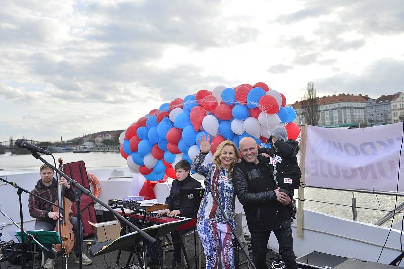 Protest proti zavření škol. Na Vltavu vyjely lodě s dýdžeji a protestujícími.