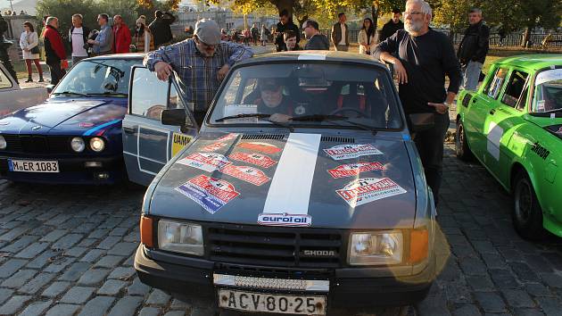 Ze slavnostního startu 10. ročníku mezinárodního automobilového závodu legend Rallye Praha Revival.