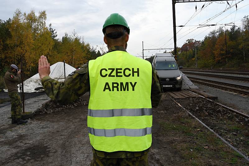 Z ukázky výstavby univerzální nakládací ocelové rampy (UNOR) a jejího využití k najíždění techniky na plošinové vozy v železniční stanici ve Staré Boleslavi.