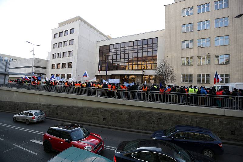 Z veřejné manifestace členů Integrovaného záchranného systému proti povinnému očkování.