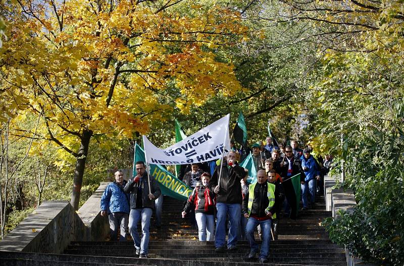 Před úřadem vlády protestovalo téměř 2000 odpůrců útlumu těžby