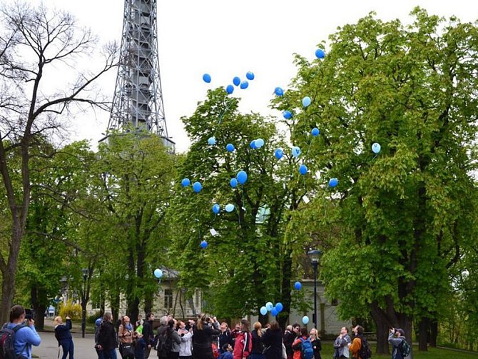Vypouštění balónků u příležitosti Světového dne porozumění autismu. 