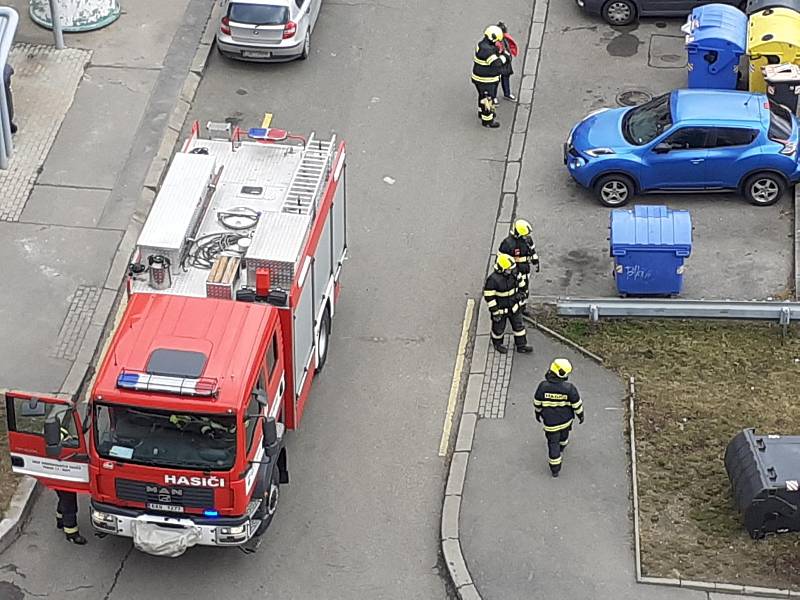 Pražští hasiči v neděli po poledni zasahovali v Řepích, kde si vichr pohrával s kontejnery na dopad.