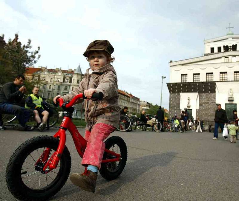 JARNÍ CYKLOJÍZDA. Prahou projela ve čtvrtek jarní cyklojízda. Cyklisté startovali z Jiřího z Poděbrad a cíl měli v kině Oko v Holešovicích.