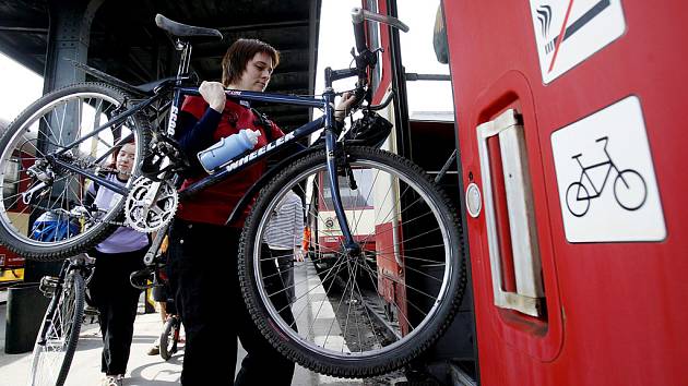 Vloni cyklovlaky použilo přes šest tisíc cestujících, kteří přepravili více než 700 kol.