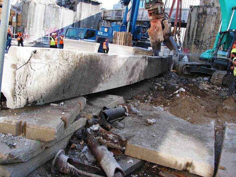 Demolice mostu Negrelliho viaduktu přes Křižíkovu ulici.