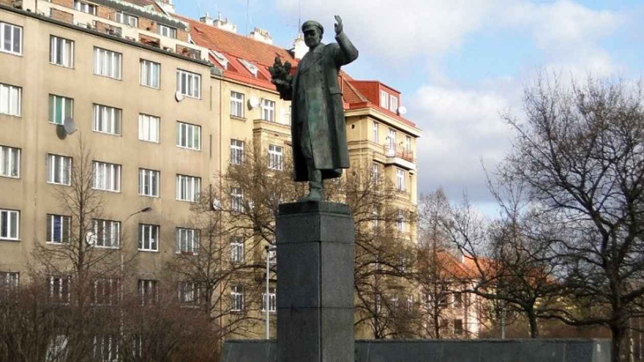 Памятник коневу в праге. Памятник маршалу Коневу в Праге. Маршал Конев памятник в Чехословакии. Памятник Коневу в Вологде. Памятник маршалу Коневу Киров.