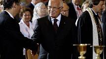 Na mši se setkali dva nejvyšší představitelé státu, prezident Václav Klaus a premiér Jan Fišer. 